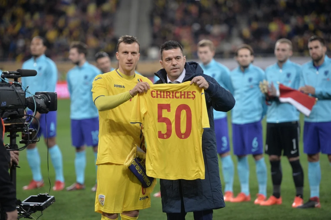 Vlad Chiricheş căpitanul naţionalei României primeşte un tricou cu numarul 50 de la Cosmin Contra tehnicianul selecţionatei de fotbal a României înainte de începerea partidei amicale contra Olandei pe Arena Naţională FOTO Mediafax / Alexandru Dobre