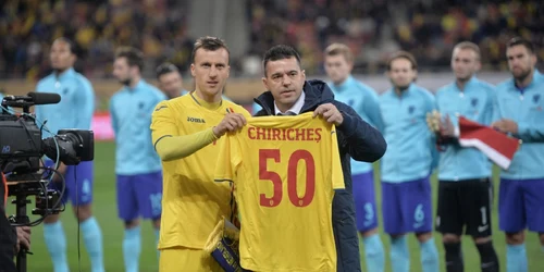 Vlad Chiricheş căpitanul naţionalei României primeşte un tricou cu numarul 50 de la Cosmin Contra tehnicianul selecţionatei de fotbal a României înainte de începerea partidei amicale contra Olandei pe Arena Naţională FOTO Mediafax / Alexandru Dobre