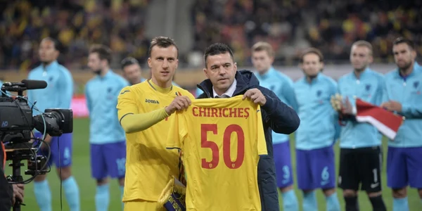 Vlad Chiricheş căpitanul naţionalei României primeşte un tricou cu numarul 50 de la Cosmin Contra tehnicianul selecţionatei de fotbal a României înainte de începerea partidei amicale contra Olandei pe Arena Naţională FOTO Mediafax / Alexandru Dobre