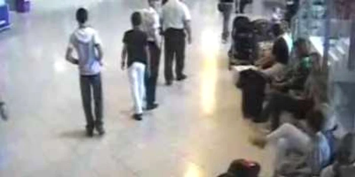 Una dintre victime a fost surprinsă de polițiști pe Aeroportul Internațional din Chișinău