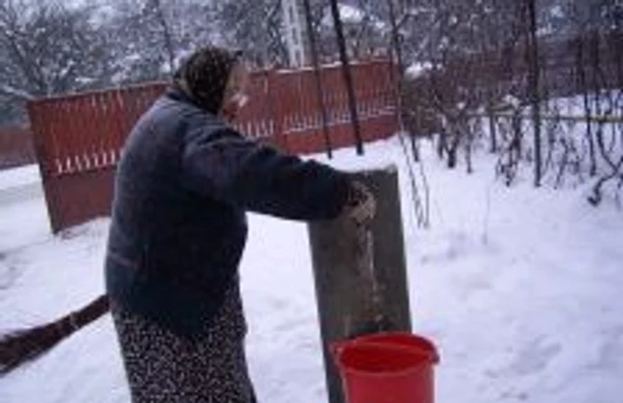 Elena Constantin nu-şi permite să se racordeze la reţeaua de canalizare