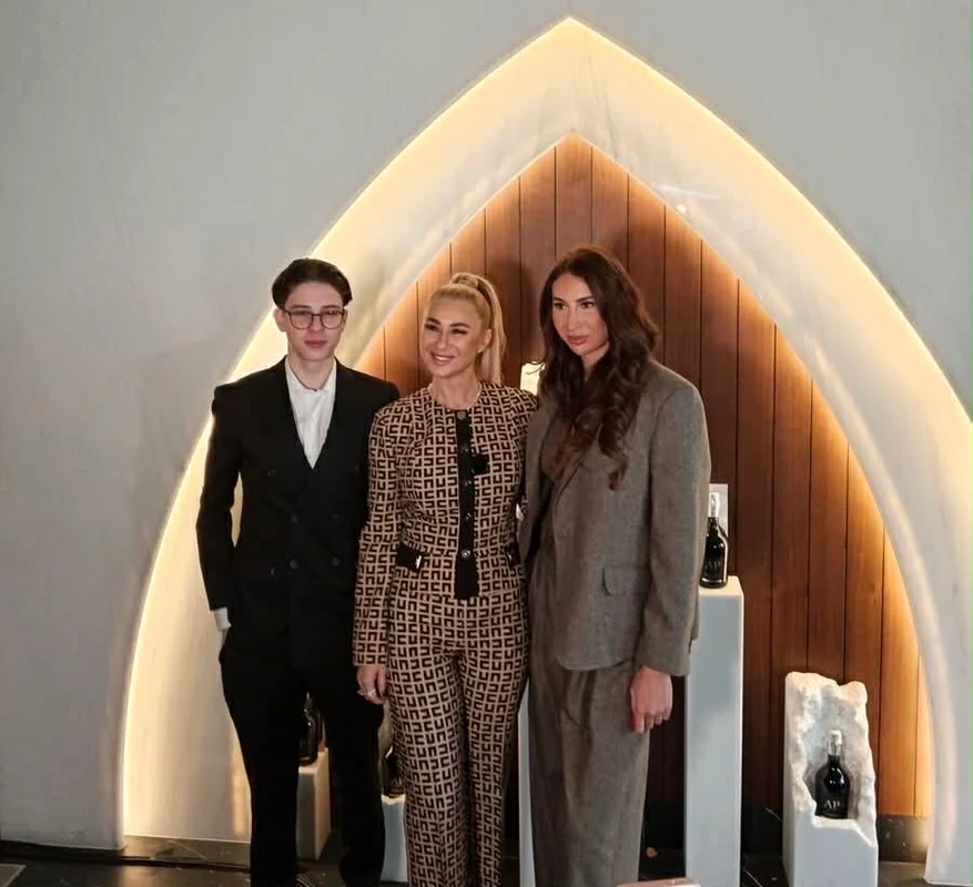 Anamaria Prodan, alături de copiii ei, Sarah și Laurențiu Reghecampf junior foto: Click!