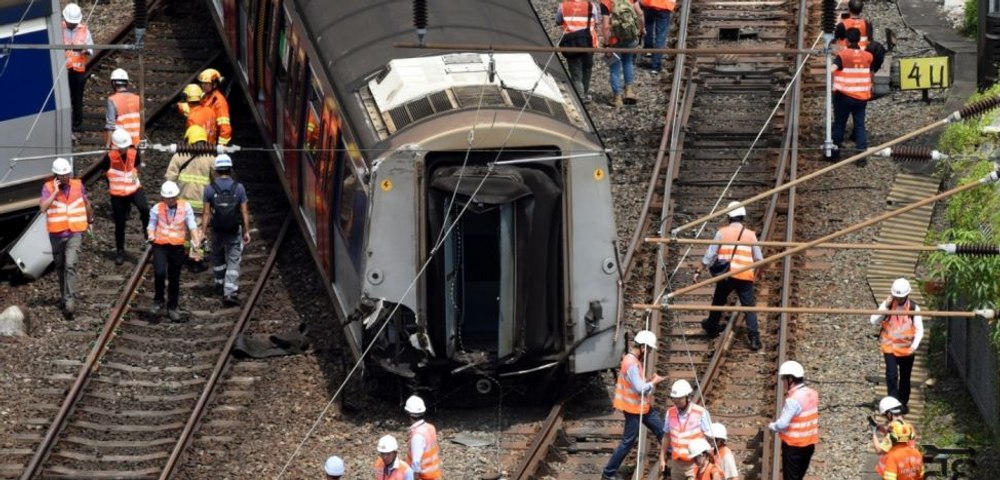 În Taiwan, un tren de pasageri a lovit bucați de roca aflate pe șine