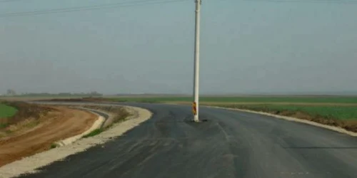 În anul 2013 un stâlp de tensiune a fost uitat în mijlocul şoselei