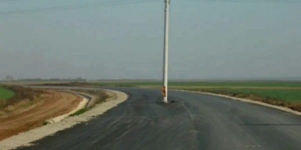În anul 2013 un stâlp de tensiune a fost uitat în mijlocul şoselei