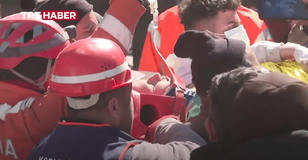 Turcia: O fată de 17 ani, salvată de sub dărâmături, la 248 de ore după cutremur VIDEO