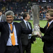 mircea lucescu trofeu afp rinat ahmetov afp 5 21 2009 2 26 26 pm jpeg