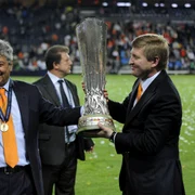 mircea lucescu trofeu afp rinat ahmetov afp 5 21 2009 2 26 26 pm jpeg