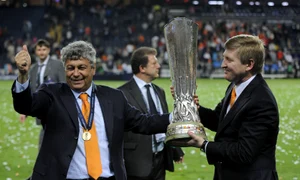 mircea lucescu trofeu afp rinat ahmetov afp 5 21 2009 2 26 26 pm jpeg