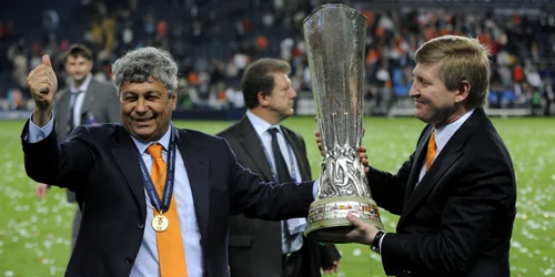 mircea lucescu trofeu afp rinat ahmetov afp 5 21 2009 2 26 26 pm jpeg