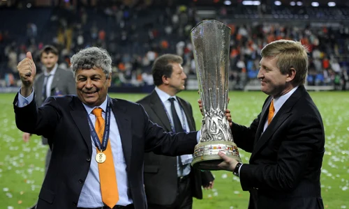 mircea lucescu trofeu afp rinat ahmetov afp 5 21 2009 2 26 26 pm jpeg