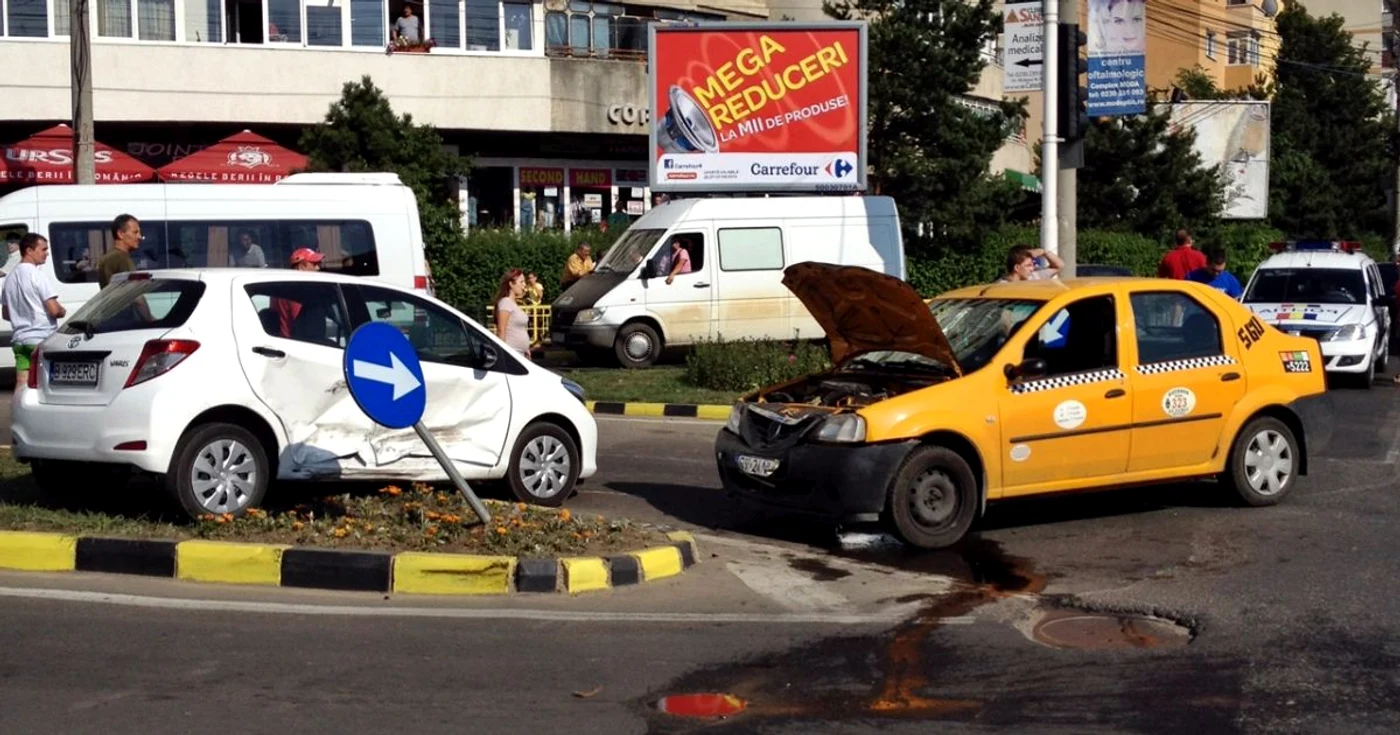 Un taximetrist care a forţat semaforul a provocat un accident rutier. FOTO: Dinu ZARĂ