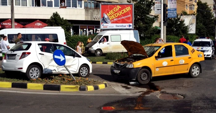 Un taximetrist care a forţat semaforul a provocat un accident rutier. FOTO: Dinu ZARĂ