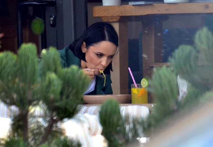 Bruneta a înfulecat de zor o porţie mare de spaghete