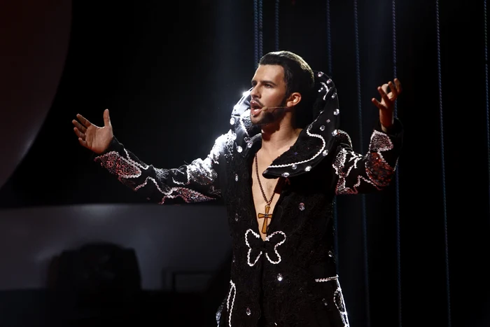 
    Florin Ristei a intrat în pielea lui Cezar Ouatu şi a fost lăudat pentru prestaţie chiar de către celebrul artistFoto: Antena 1  