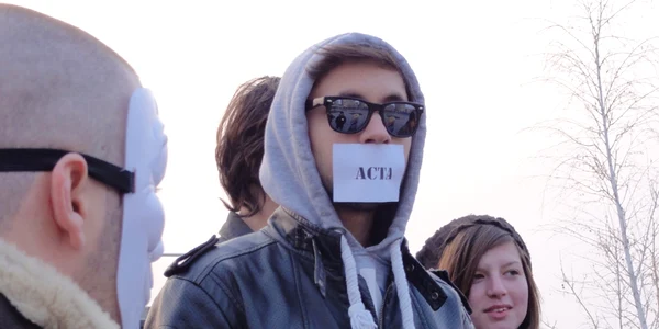 Peste 100 de clujeni au protestat, sâmbătă, faţă de ACTA