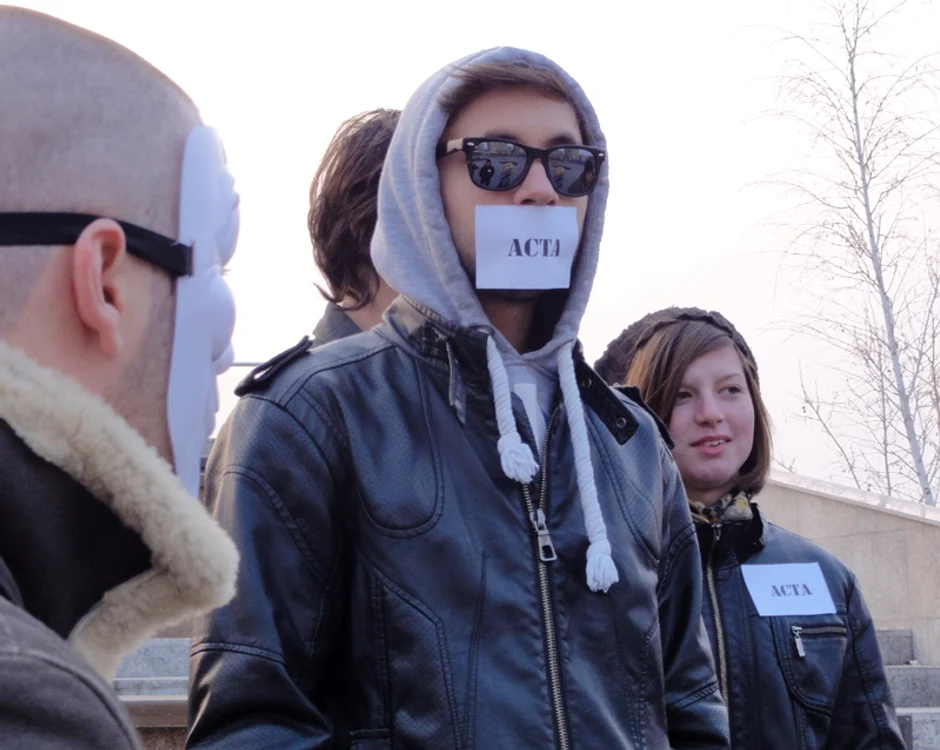 Peste 100 de clujeni au protestat, sâmbătă, faţă de ACTA