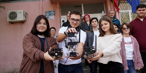 Elevi microsateliţi eforie foto Florin Serbu