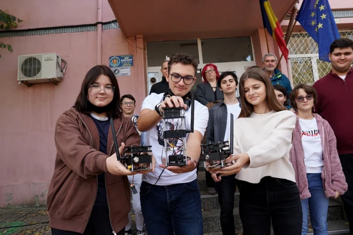 Elevii din Eforie sunt pasionaţi de IT foto: Florin Şerbu