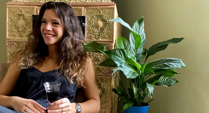 Ada Condeescu bea vin lângă șemineu foto: Facebook 