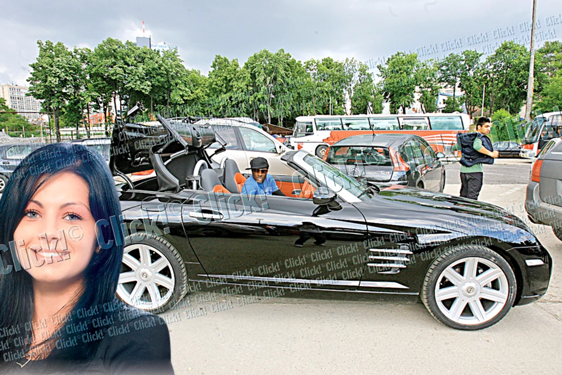 
    N’Doye vine cu maşina  iubitei sale, un Chrysler  Crossfire Cabrio, şi la  antrenamentele lui Dinamo  
