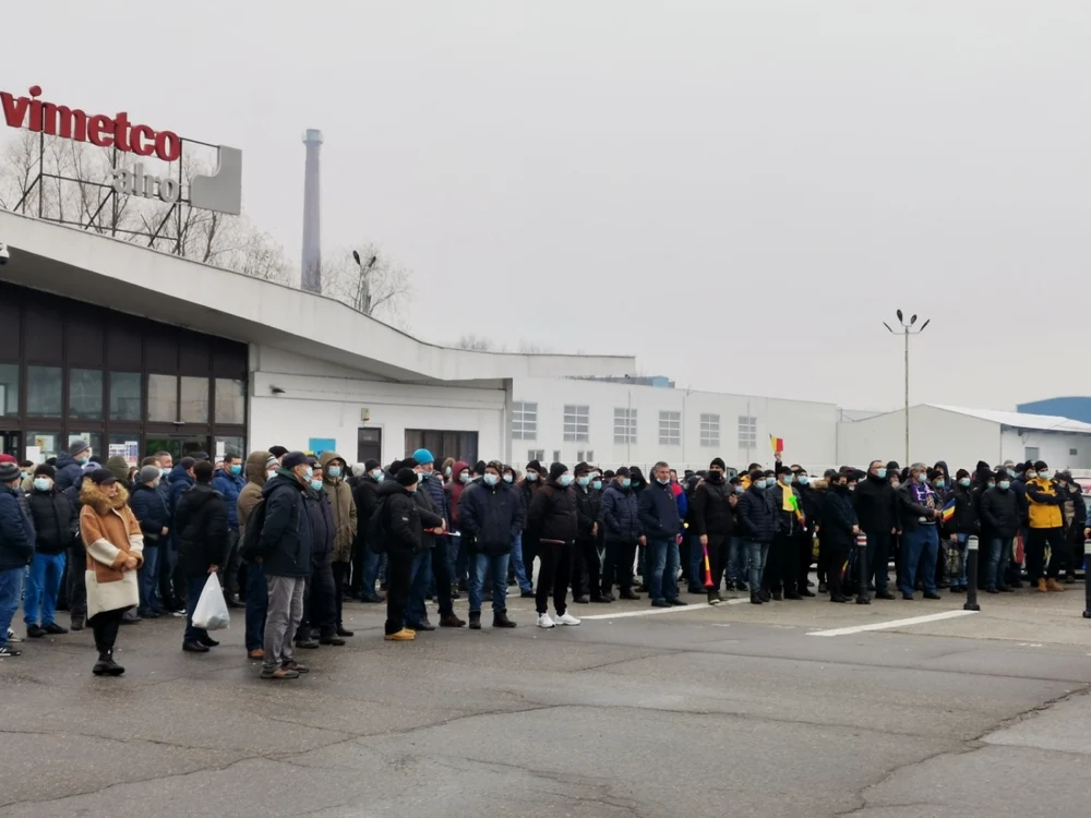 La finele anului trecut sute de angajaţi au protestat în faţa sediul societăţii FOTO: Alina Mitran