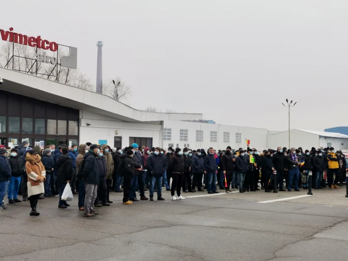 La finele anului trecut sute de angajaţi au protestat în faţa sediul societăţii FOTO: Alina Mitran
