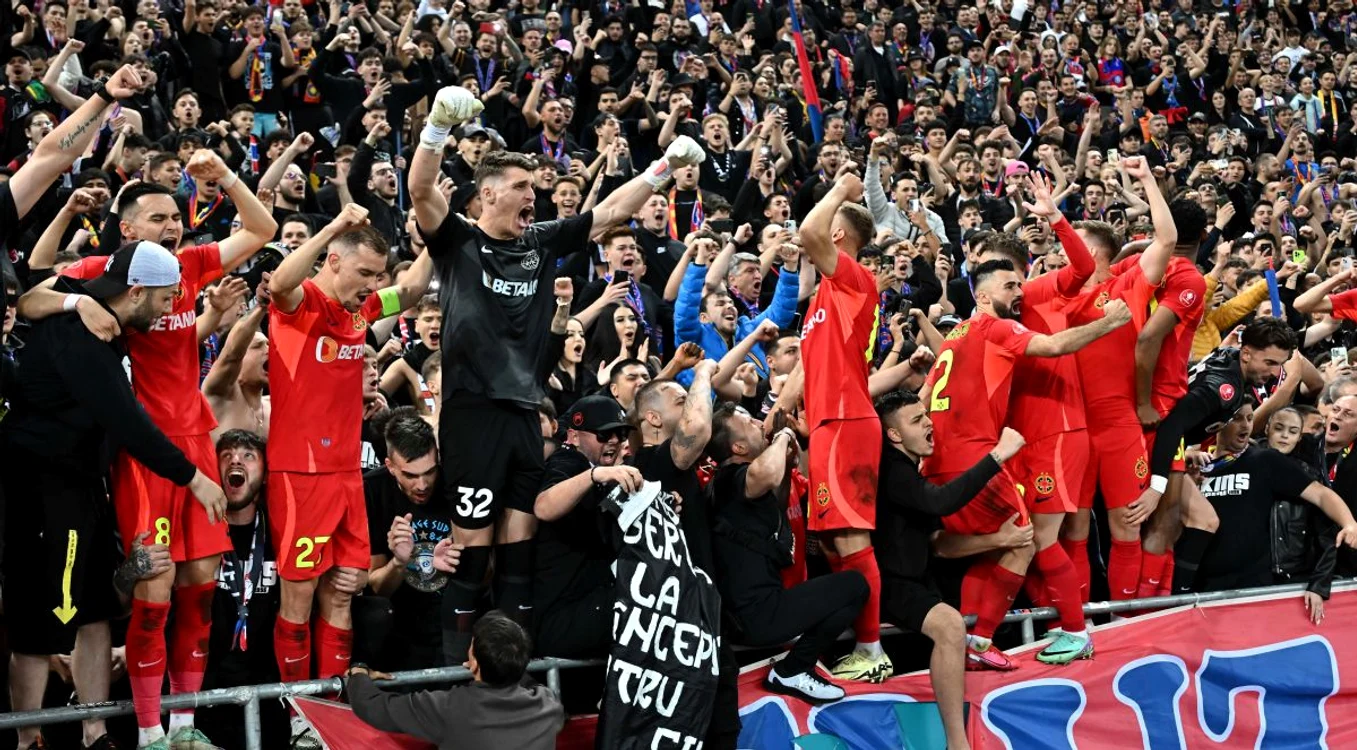 Jucători de fotbal cântând alături de galerie la finalul partidei FCSB - Farul