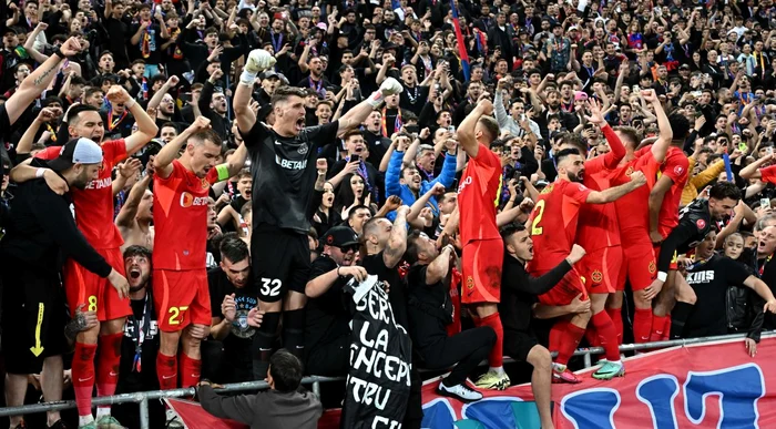 Jucători de fotbal cântând alături de galerie la finalul partidei FCSB - Farul