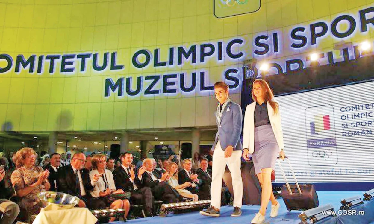 
    Ţinuta oficială este  casual şi îmbină culori deschise  