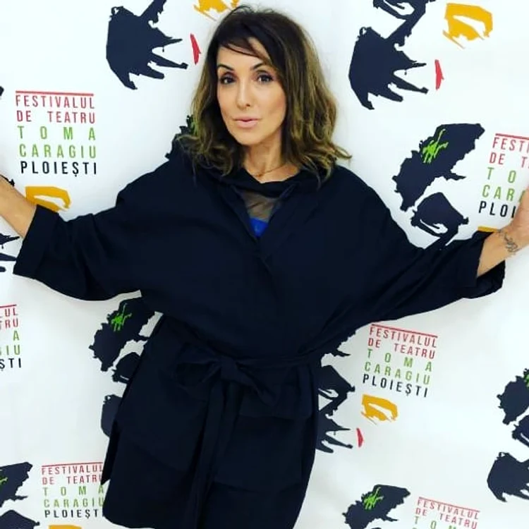 Nico apare și în fața unui panou cu Festivalul de Teatru Toma Caragiu din Ploiești. Evenimentul a avut loc în perioada 4-10 noiembrie