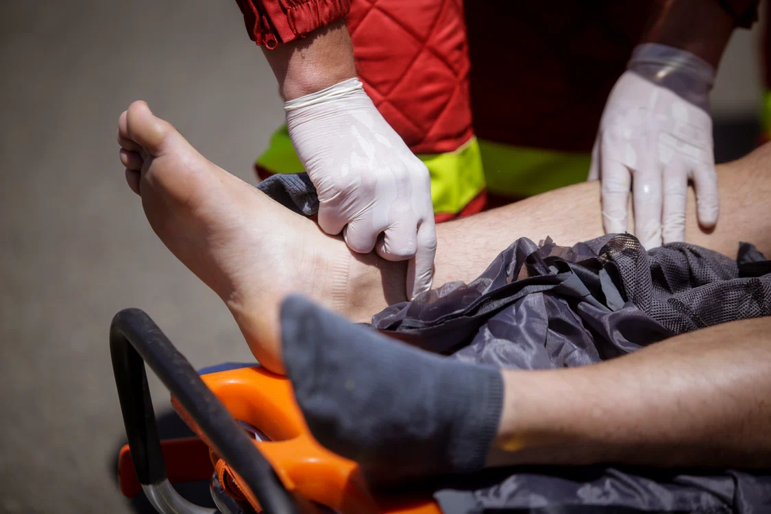 Ambulanţa, chemată  des de persoanele  care se împiedică