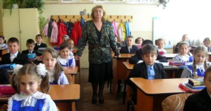 Banca Mondială: Profesorii trebuie plătiţi corespunzător
