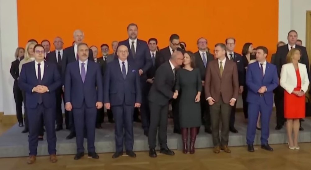 Șefa diplomației germane, sărutată de ministrul croat de Externe la o reuniune a miniștrilor din UE VIDEO