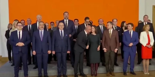 Annalena Baerbock a fost sărutată de ministrul croat de Externe  Foto Captură video YouTube jpg