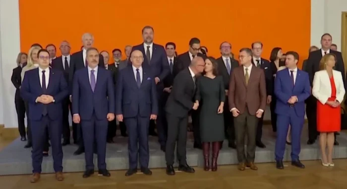 Annalena Baerbock a fost sărutată de ministrul croat de Externe.  Foto Captură video YouTube