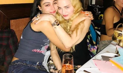Madonna se sfătuieşte cu fiica ei de 22 de ani, Lourdes, înainte de a comanda meniul pentru cină jpeg