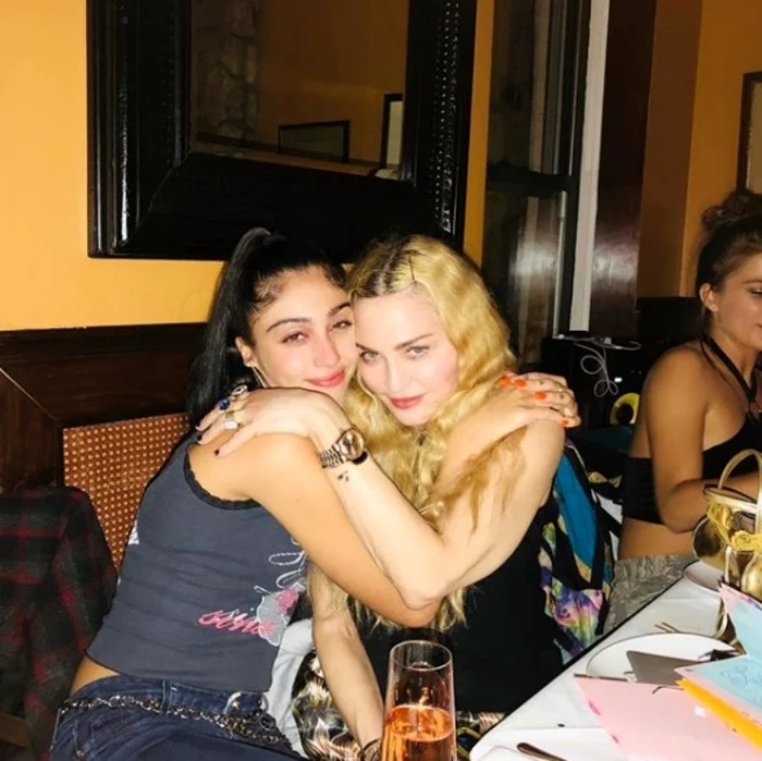 Madonna se sfătuieşte cu fiica ei de 22 de ani, Lourdes, înainte de a comanda meniul pentru cină
