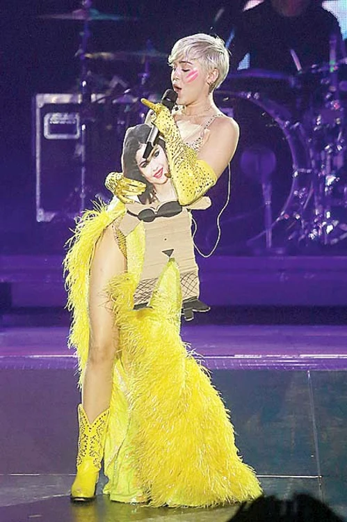 Miley Cyrus (21 de ani) a aruncat-o pe „Selena” în mulţime (Foto: Guliver/Splashnews)