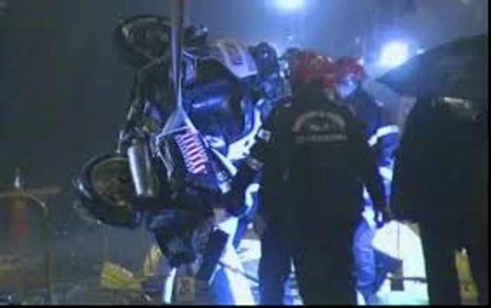 Motocicleta lui Bogdan Gigină a fost scoasă din groapă cu o macara