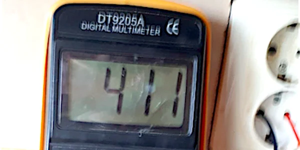 Aparat de măsurat tensiunea pe reţeaua de energie electrică - avarie ENEL Foto AC