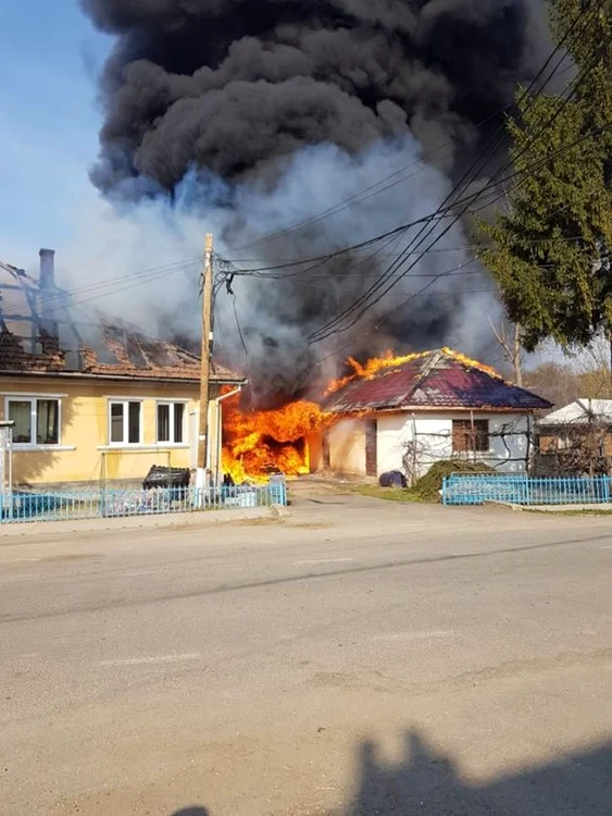 Flăcările au mistuit acoperişul Primăriei şi a unei anexe învecinate. FOTO: ISU Sălaj