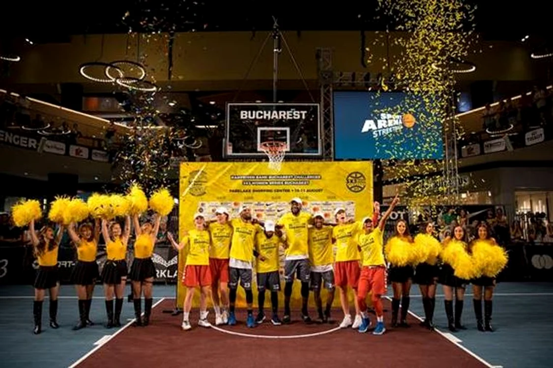 
    Cătălina Ponor a înscris primul slam dunk din carieră, cu ”puțin” ajutor din partea lui Virgil Stănescu  