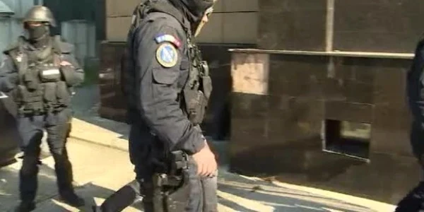 Trei persoane au fost arestate pentru 30 de zile