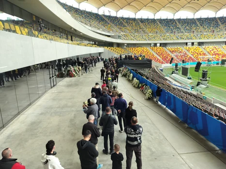 Oamenii își iau adio de la Mircea Lucescu, pe Arena Națională. FOTO: arhivă