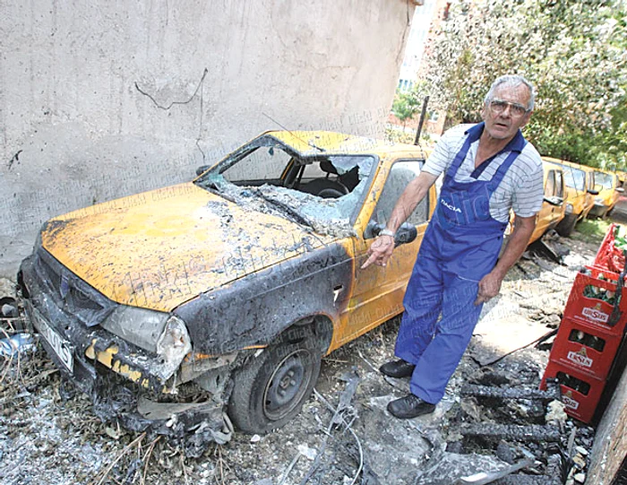 Două taximetre,  parcate în curte,  au fost afectate  de foc