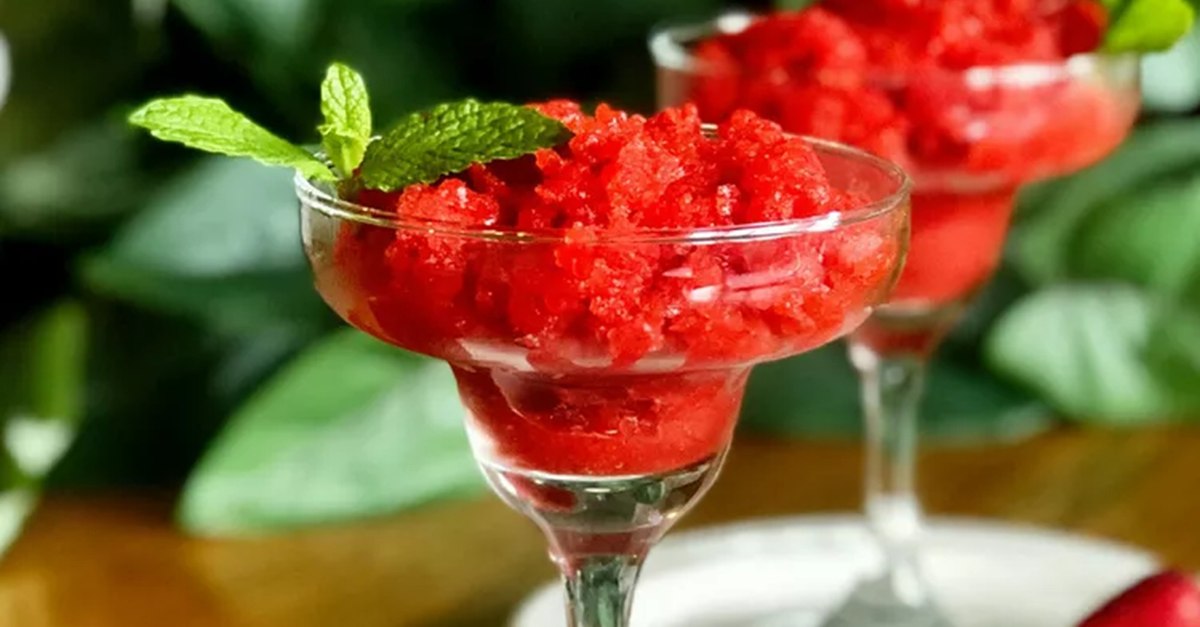 Deserturi răcoritoare pentru vară: Granita, Salata de Biscuiți și alte delicii