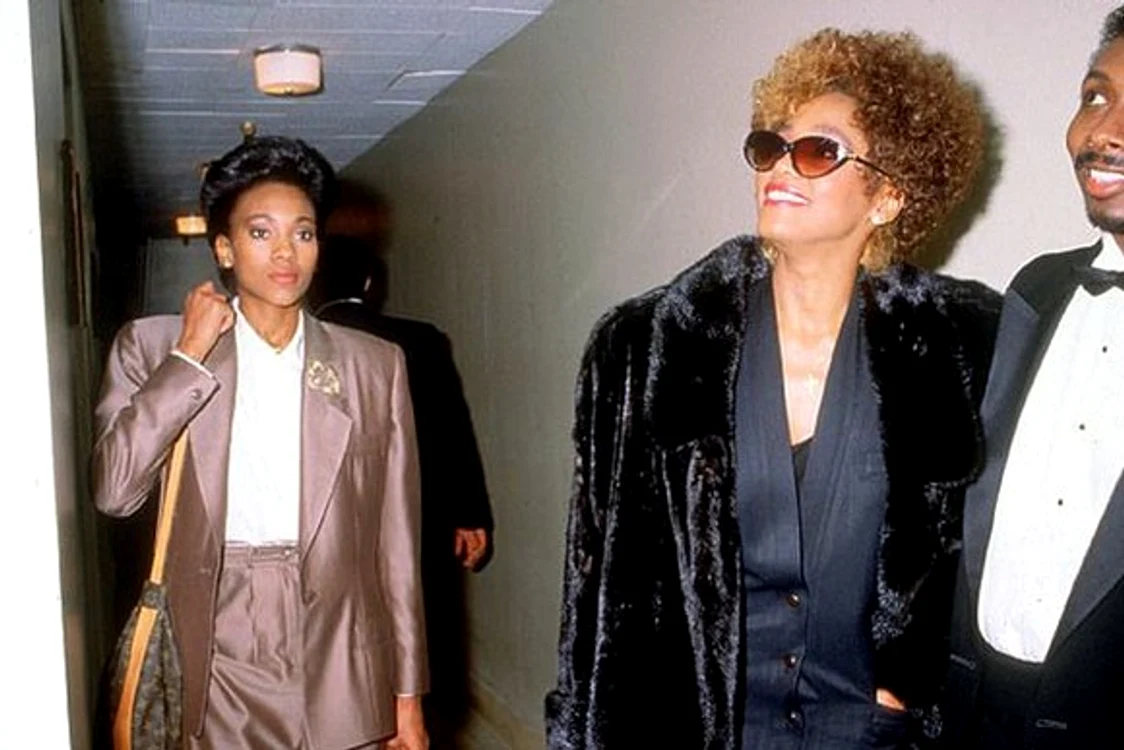 Whitney era nedespărțită de asistenta personală, Robyn