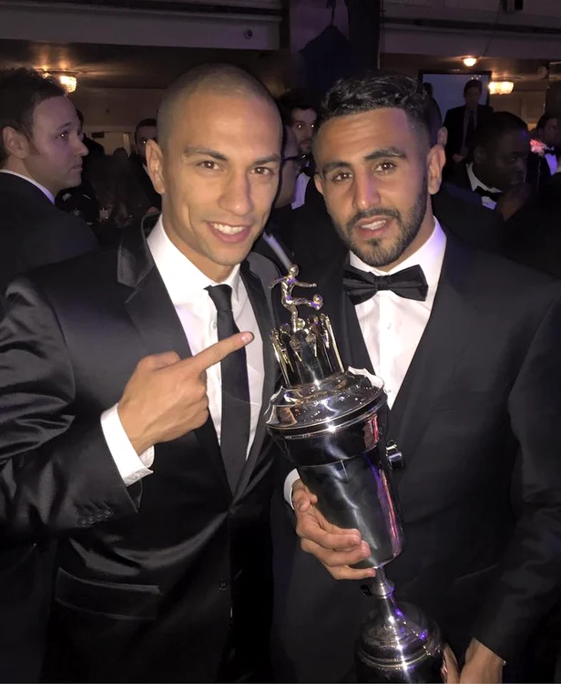 Riyad Mahrez, în dreapta, se bucură de trofeul primit alături de turco-elveţianul Inler, cu care este coleg la "Vulpi"