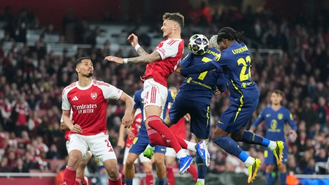 Duel pentru balon în careul londonezilor   FOTO EPA